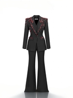 Ensemble pantalon 2 pièces noir pour femme, orné à la main de perles et de strass rouges, idéal pour le bureau ou les soirées, comprenant un blazer, un gilet et un pantalon large en velours infroissable.