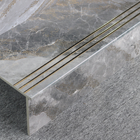Escaliers modernes gris foncé, marches en carrelage de porcelaine poli effet marbre brillant