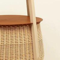 Table d'appoint de luxe en bois clair avec panier de rangement en rotin, plateau rond en osier, table d'appoint décorative, tables d'appoint occasionnelles