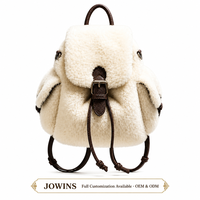 Mini sac à dos rétro en peluche, sac seau vintage en polaire blanc crème, sac à dos chic en fourrure moelleuse avec poches latérales à rabat OEM/ODM