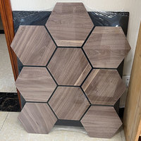 Panneaux acoustiques en bois de chêne hexagonaux hétéromorphes Akupanel, insonorisants pour plafond et mur, design contemporain, sur mesure