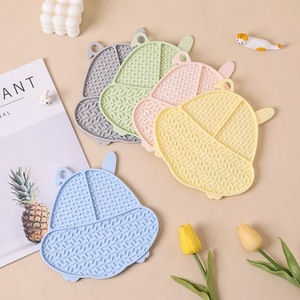 Tapis de léchage en silicone pour chats et chiens, bol d'alimentation lente pour animaux de compagnie, forme de poisson avec design texturé - Product Image 3