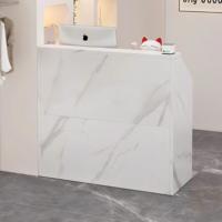 Comptoir de réception blanc, simple et moderne, pour petite boutique de proximité