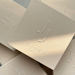Cajas de Regalo de Joyería Rígidas con Tapa y Base, Minimalistas y de Lujo, con Logotipo Grabado en Relieve en Papel Texturizado Ecológico Personalizado - Product Image 1