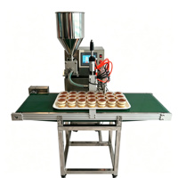 Machine de remplissage semi-automatique à convoyeur pour coupes de tiramisu, coupes de parfait, coupes de mousse, gâteaux soufflés, cupcakes, puddings et biscuits