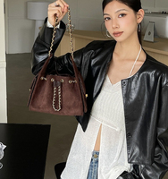 Tas Selempang Wanita Bergaya Baru dari Suede Retro Mewah yang Sedang Tren, Elegan, dan Populer untuk Belanja.