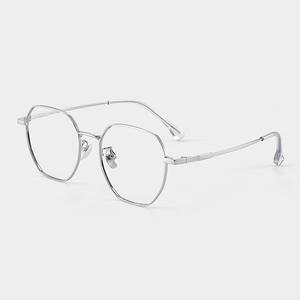 Gafas Danyang con Armazón Cuadrado de Titanio 33007, Tamaño Mediano, Lentes de PC, Unisex, Estilo Retro - Product Image 3