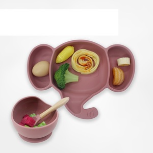 Divertido Set de Alimentación Manual con Diseño de Elefante, Plato de Madera y Silicona, Vaso Antiderrames y Utensilios para Bebés - Product Image 4