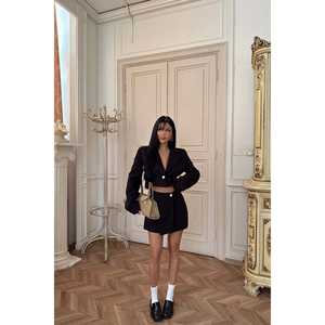 Costume décontracté noir Delia avec décoration plissée et fermeture à boutons - Product Image 1