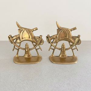 Juego de 2 sujetalibros metálicos de latón pulido AK Brass Polish con diseño de bombero, decorativos para el hogar, la oficina o la biblioteca. - Product Image 3