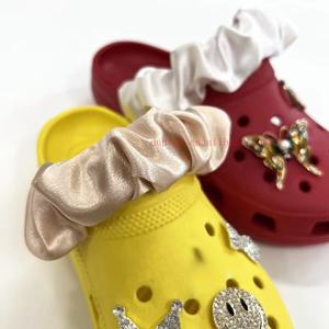 สายรัดรองเท้าผ้าซาตินไหมสั่งทำขายส่ง ของตกแต่งรองเท้าแบบกำหนดเองพร้อมโลโก้ผ้าดีไซเนอร์ จี้ห้อยรองเท้าแบบกำหนดเองสำหรับรองเท้าแบบสวม - Product Image 3