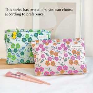 Graziosa piccola borsa per il trucco con motivi floreali, beauty case da viaggio con ampia capacità e chiusura a zip (personalizzabile) - Product Image 1