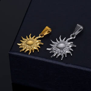 Collar con Colgante de Sol y Sonrisa Chapado en Oro de 18k, Colgante de Moda Yin Yang de Acero Inoxidable con Diseño de Sol y Luna - Product Image 2