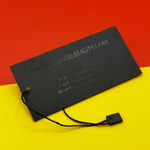 स्पॉट यूवी प्रिंट स्वयं के लोगो वाले कपड़ों के लिए मोटा काला कार्डबोर्ड उभरा हुआ स्विंग टैग वस्त्र परिधान टैग