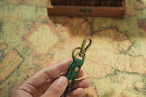 سلسلة مفاتيح سيارات فاخرة مخصصة بألوان متعددة، تصميم عتيق من الجلد البرونزي، سلسلة مفاتيح من الجلد الطبيعي الكامل أو الجلد الصناعي المجنون - Product Image 3