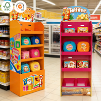 Présentoir de sol incliné en carton ondulé personnalisé, robuste, pliable, avec compartiments à double grille et étagères ouvertes pour la vente au détail de chapeaux et de boissons