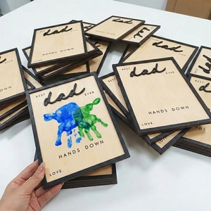 Ornement en bois personnalisable avec empreinte de main de papa, artisanat artistique découpé au laser, cadeau pour la fête des pères et souvenir familial - Product Image 1