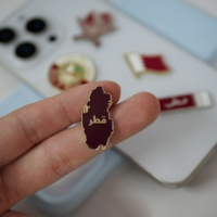 Autocollant de téléphone en métal émaillé moderne à thème qatari unique avec un design d'emblème doux, gravure, impression UV pour la personnalisation