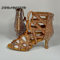 LUOQIAO S057 2026 Nouvelles Chaussures de Danse Latine en Daim Marron Scintillantes avec Strass, Bottines Jazz à Lacets et Fermeture Éclair, Talon Moyen 7,5 cm