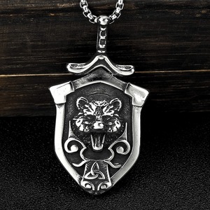 Yunnique – pendentif bouclier en acier inoxydable pour hommes, collier tête de loup Viking, bijoux cadeau - Product Image 1