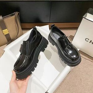 รองเท้าโลฟเฟอร์ทรงเหลี่ยมหัวตัดสำหรับผู้หญิง หนัง PU สีดำ น้ำหนักเบา คุณภาพสูง สายรัดหัวเข็มขัด พื้นหนา ทันสมัย สไตล์อังกฤษ กันน้ำ เหมาะสำหรับฤดูหนาว - Product Image 3