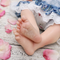 Poupée Reborn souriante de 16 pouces en silicone intégral avec bandeau floral rose et robe en dentelle florale bleue pour jeu d'imitation
