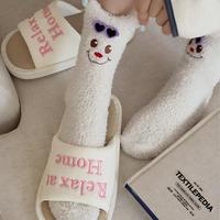 Chaussettes douillettes et moelleuses pour femmes, avec motif de personnage mignon et accent poche, douces et chaudes pour l'hiver, à porter à la maison, ensemble de chaussettes multicolores tendance