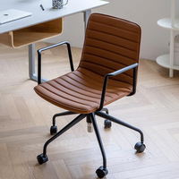 Chaise de bureau exécutive en cuir de style moderne du milieu du siècle, avec base en alliage d'aluminium et pivotant à hauteur réglable pour le bureau à domicile
