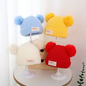 Gorros de punto cálidos y gruesos para niños para el <span class=keywords><strong>invierno</strong></span> Gorros protectores de orejas de oso lindo para bebés Gorros de diseño de dibujos animados - Product Image 1