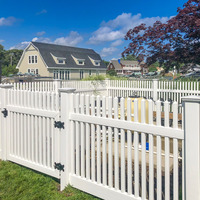 UV-bestendig PVC gesloten schutting met privacyelementen voor tuindecoratie, decoratieve tuinschutting van PVC vinyl.