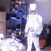 Richshining New LED Man Robot Armor LED Glowing Suit Led Luminous Performance Costume de fête d'Halloween avec casque pour spectacle sur scène