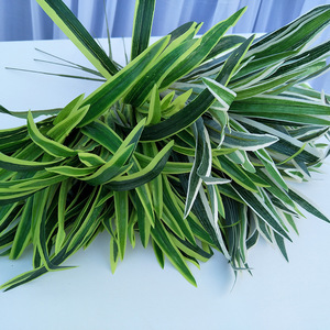 Panier suspendu de fleurs artificielles Queyiyi, 47 cm, blanc et bordure dorée, verdure décorative d'intérieur pour la maison et les accessoires de mariage - Product Image 3