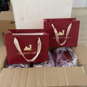 Bolsa <span class=keywords><strong>de</strong></span> <span class=keywords><strong>papel</strong></span> pequeña <span class=keywords><strong>de</strong></span> lujo personalizada para pequeñas empresas con su propio logotipo, boutique <span class=keywords><strong>de</strong></span> bodas con asa <span class=keywords><strong>de</strong></span> cinta al <span class=keywords><strong>por</strong></span> <span class=keywords><strong>mayor</strong></span> - Product Image 6