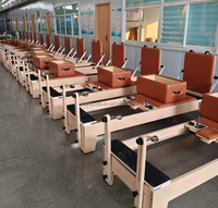 Machine de Pilates Reformer en érable massif pour l'entraînement en studio avec rail en acier inoxydable lisse et système de ressorts réglables