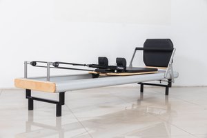 Reformer Pilates Pieghevole con Base in Alluminio, Macchina per Pilates per Cliniche di Fisioterapia - Product Image 2