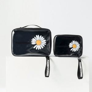 Boîte de rangement en PVC Daisy pour l'été, avec fermeture éclair et poignée souple, idéale pour les voyages, l'école, le maquillage, les soins de la peau et les produits de beauté. Vente en gros. - Product Image 4