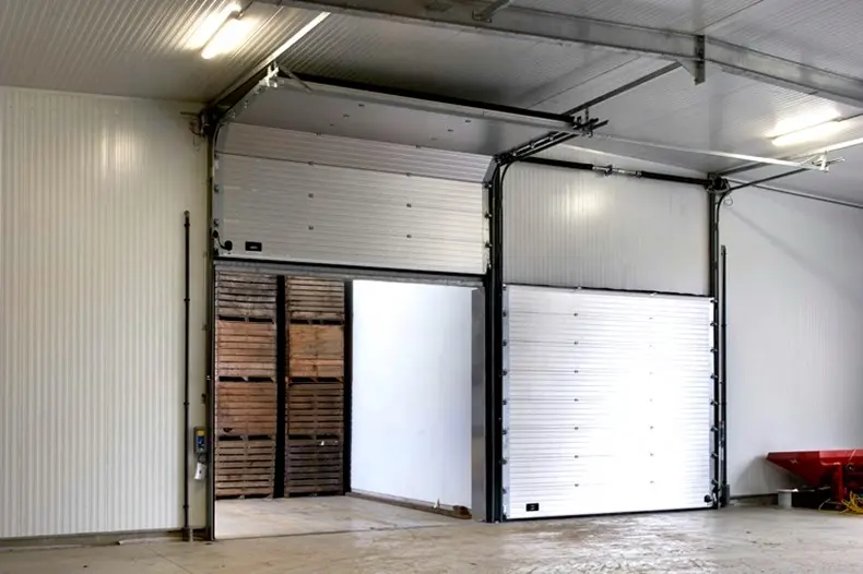 Porta seccional industrial de aço inoxidável de fácil manutenção, porta seccional longa de garagem, portas suspensas seccionais personalizadas