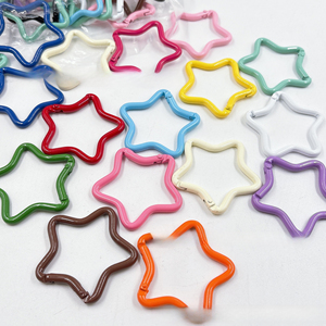 Taodao a peint une boucle d'alpinisme en alliage en forme d'étoile à cinq branches colorée, un porte-clés à ressort. - Product Image 2
