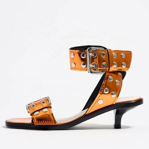 Nouvelles sandales d'été à bout ouvert avec boucles et clous métalliques pour femmes, talons courts de 5 cm, style slingback - Product Image 1