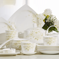 Service de vaisselle en porcelaine fine de style chinois, comprenant des bols et assiettes carrées, design minimaliste, compatible micro-ondes
