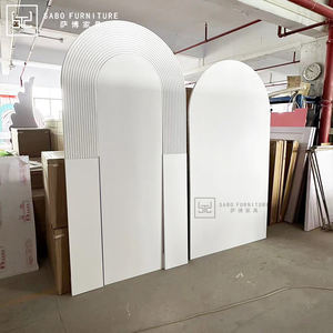 ألواح حائط مقوسة أكريليك بيضاء ثلاثية الأبعاد فاخرة بتصميم جديد لخلفية الزفاف قوس بحجم مخصص للمناسبات والحفلات - Product Image 3