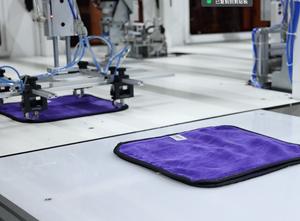 Полностью автоматическая двухголовочная роторная оверлочная машина для обработки готовой ткани с автоматической системой обрезки краев для производства полотенец - Product Image 2