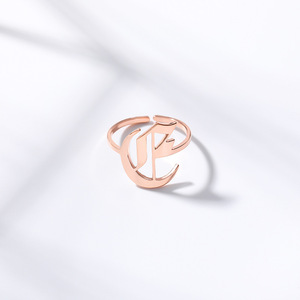 Anello Vintage in Acciaio Inossidabile Placcato Oro 18k con Iniziale in Carattere Old English, Taglia Unica - Product Image 2