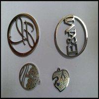 Étiquettes métalliques personnalisées très vendues, fabriquées en cuivre/acier inoxydable/alliage de zinc, patchs métalliques découpés pour logos de marques