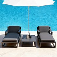 Chaise longue de luxe moderne en aluminium avec coussins écologiques résistants aux UV pour hôtels, parcs et terrasses extérieures