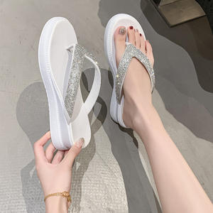 Commerce extérieur grande <span class=keywords><strong>taille</strong></span> tongs 2025 nouveauté été sandales compensées mode strass vêtements d'extérieur tongs pour femmes - Product Image 3