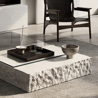 Table basse en bloc de pierre calcaire massif, coupe épaisse, pierre brute naturelle