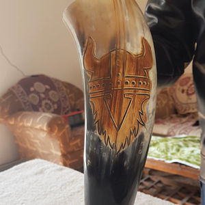 Authentique Mug en Corne de Buffle Nordique Écologique Fait Main Corne à Boire Viking pour le Méad Bière Gravure Personnalisée Disponible - Product Image 1