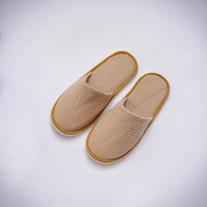 Pantuflas Desechables para Hotel con Logotipo Personalizado Bordado, Diseño <span class=keywords><strong>de</strong></span> Punta Cerrada Tipo Waffle, Color Blanco, para Verano, <span class=keywords><strong>Venta</strong></span> Directa <span class=keywords><strong>de</strong></span> Fábrica - Product Image 4