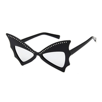 Lunettes de soleil de haute couture pour femme, style chauve-souris, avec rivets, décoration métallique papillon et effet œil de chat
